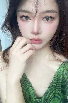 双腿挂他肩上撞击轻哼